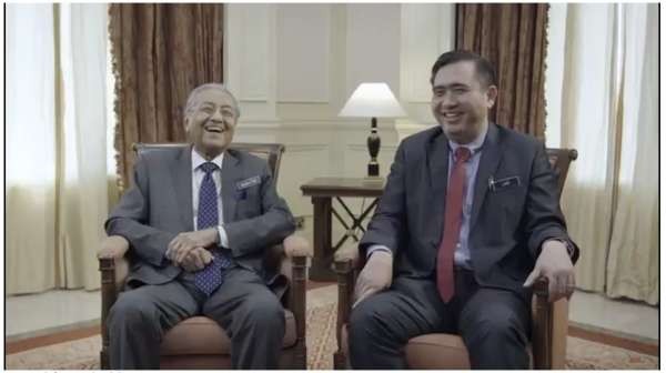 马哈迪（左）与陆兆福（右）在短片中，一同叮嘱回乡游子注意路上安全。