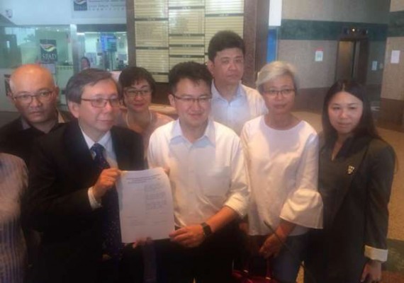 刘镇东（前排左二）通过杨映波（左）入禀新山高庭提出选举诉讼，以挑战亚依淡国席选举成绩。行动党多名国州议员也出席记者会以表支持。