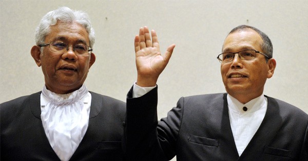 联邦法院首席法官敦劳勿斯（右）和上诉庭主席丹斯里祖基菲里已向国家元首呈辞。