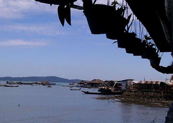 缅甸政府忧虑由中国投资、总值90亿美元的皎漂深水港项目造价太过昂贵。一旦缅甸无法偿还债务，深水港或会被中国控制，正就项目作重新评估。