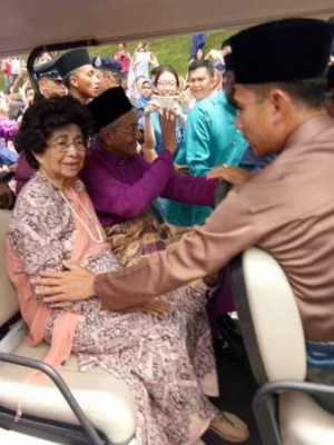 马哈迪与夫人敦西蒂哈丝玛医生抵步时，获得上万民众热烈欢迎。