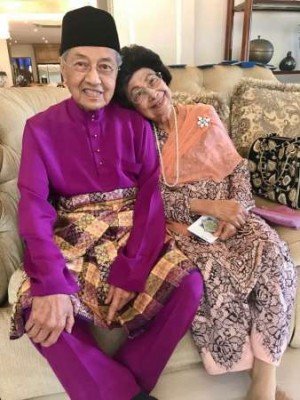 首相马哈迪的女儿拿汀巴杜卡玛丽娜稍后也在面子书上传一张父母“秀恩爱”的合照。