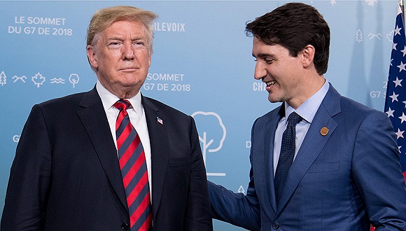 在G7峰会上，特朗普与特鲁多举行双边会谈。