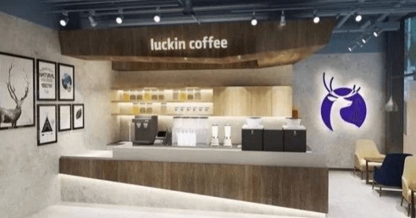 中国本土连锁品牌瑞幸咖啡（luckin coffee），又称为“小蓝杯”。（网络图）