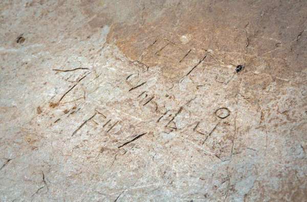 千年石窗台残骸上刻有拉、希腊文字等，或证实英国真的有过“亚瑟王时代”。