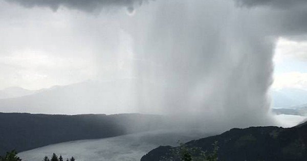 奥地利米尔施塔特湖上出现“微爆流”。