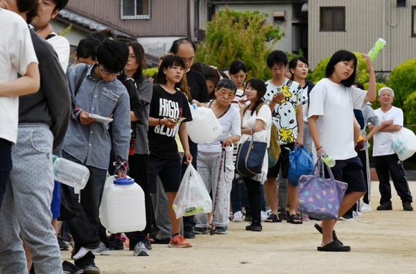 epa06819554 Residents wait for water supply in Takatsuki, Osaka Prefecture, Japan, 18 June 2018 after a magnitude 6.1 earthquake hit western Japan. The earthquake killed three people and injured 214 people, Japan's Chief Cabinet Secretary Yoshihide Suga told on 18 June 2018.  EPA-EFE/JIJI PRESS JAPAN OUT EDITORIAL USE ONLY /  NO ARCHIVES
