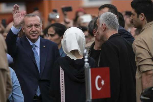 土耳其总统埃尔多安抵达投票所，向支持者挥手致意。（美联社）