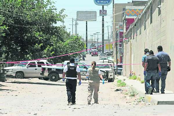 墨西哥华雷斯市警方上周六调查其中一处事发现场。