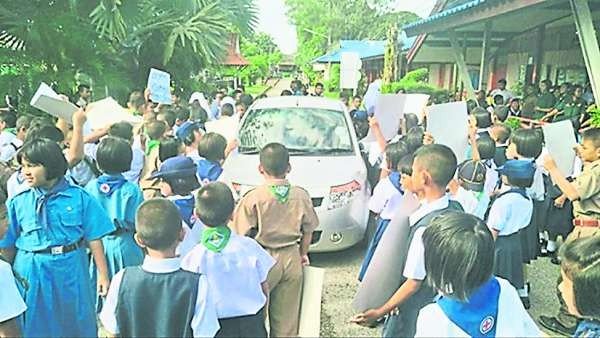 泰国沙敦府Anuban La-ngu的学生家长，在上星期四发起示威包围一辆车子。他们指控车内的教师渎职并要求予以开除。