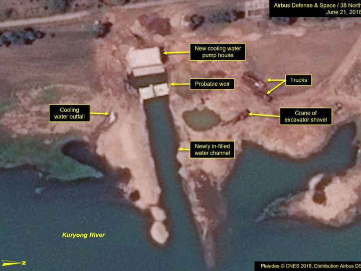 “北纬38度”分析卫星照片中，在九龙江上的新建冷却水泵房和水道。 