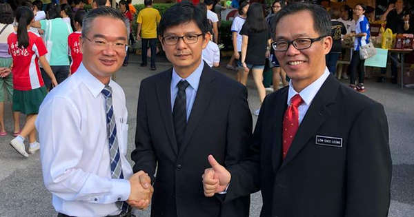 马六甲市区国会议员邱培栋（左）及马六甲州行政议员刘志良（右）恭贺首位以统考文凭出任甲州政府官联公司总执行长的林国团。
