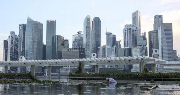 新加坡政府的“重拳出击”打房，导致新加坡股市重挫近2％，房地产类股全数暴跌。（欧新社）