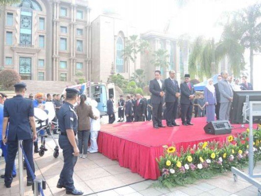 首相马哈迪在1分钟后继续演讲，让救护员进行施救。