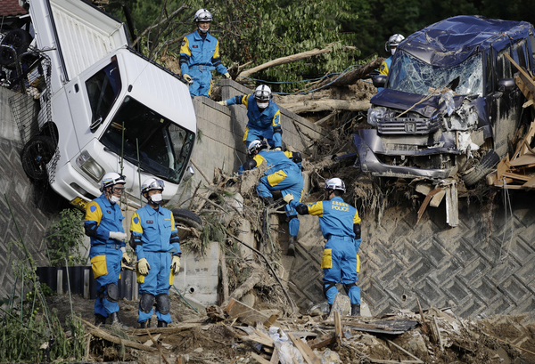 救援人员在广岛熊野市展开灾后清理工作。（美联社）