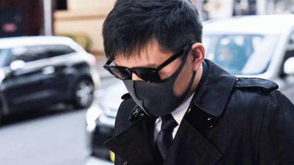 被控在悉尼香格里拉酒店强奸女模的华裔男子星期三戴口罩出庭应讯。