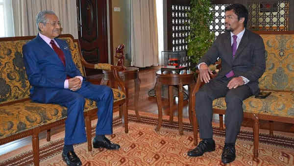 拳王帕奎奥（右）拜访马哈迪。