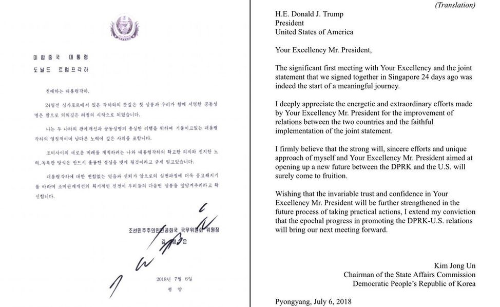 在美朝关系日前再起波澜之际，特朗普星期四展示金正恩的亲笔信，以此证明两国关系有重大的进展。