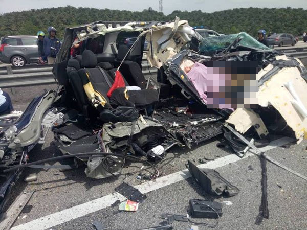 丰田Vellfire休旅车被撞后毁不成形，男司机惨死车内。