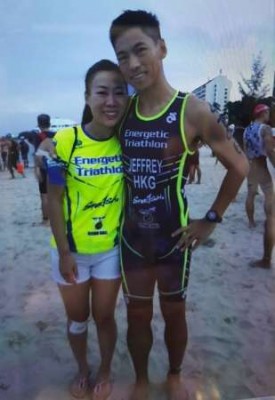 来自香港的失踪者袁子源（右）与太太在比赛前的合影。