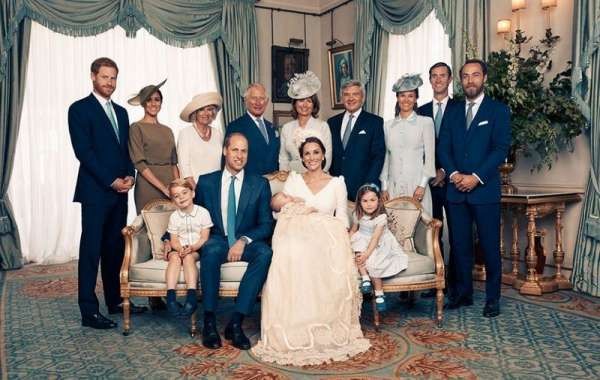  肯辛顿宫15日公布路易小王子受洗当天所拍摄的王室三代同堂全家福，这是威廉王子一家五口首次同框。（网络图）