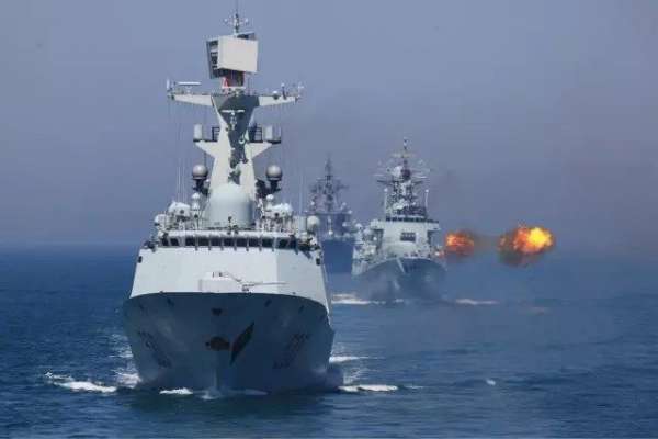 中国国防部此前发布的照片，显示解放军军舰队实施实弹射击。 