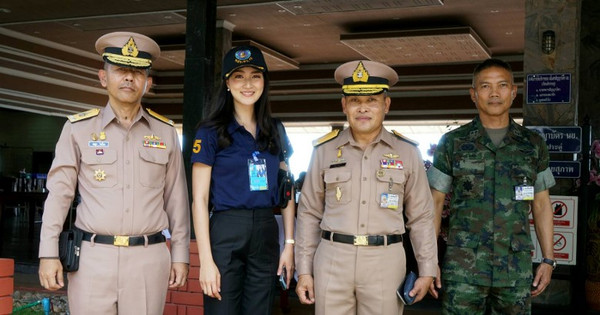 著名演员和模特儿卿吉拉（左二）被泰国海军委任为特別发言人。