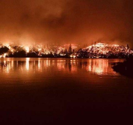 美国加州野火于26日开始加速延烧且益趋猛烈，摧毁至少500栋住宅和商家。（网络图）