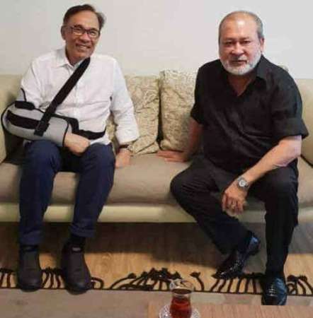 依布拉欣陛下（右）探望在土耳其伊斯坦堡医院养病的安华。 