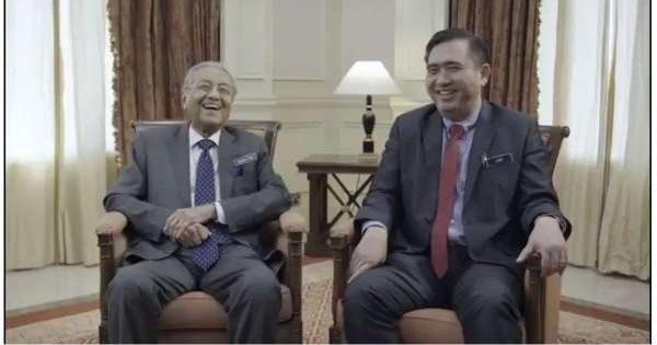 马哈迪（左）与陆兆福（右）在短片中，一同叮嘱回乡游子注意路上安全。