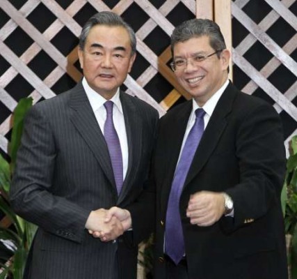 赛夫丁（右）今日下午与中国外交部长王毅举行长达3个小时的双边会谈。