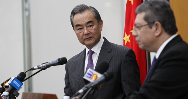 王毅在联合记者会上强调，中国从不干涉别国的内政，包括大马。