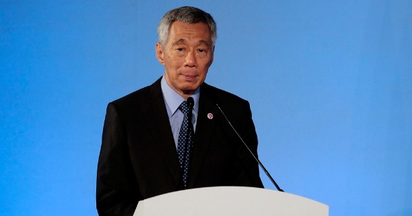 第51届东盟外长会议星期四开幕，轮值主席国新加坡总理李显龙致词。（欧新社）
