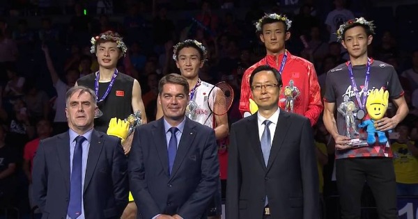 日本名将桃田贤斗（后排左二）登上世界男单冠军宝座，和屈居亚军的中国新锐石宇奇（左）及两名半决赛落败者大马的刘国伦（右）与中国的谌龙，和颁奖嘉宾合照。