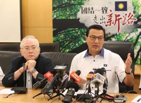 廖中莱表示，马华在无拉港将首次以反对党身分参选，希望获得各反对党的支持。左为魏家祥。