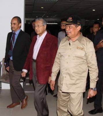 马哈迪是在国防部长莫哈末沙布陪同下进入这艘“平静号”。