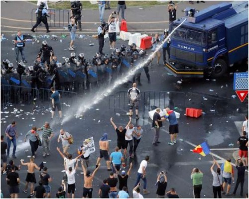 警方使用催泪烟及发射水炮驱散示威者。（美联社）