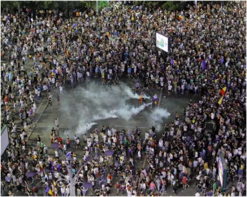在首都布加勒斯特便有多达5万至8万人参加示威。