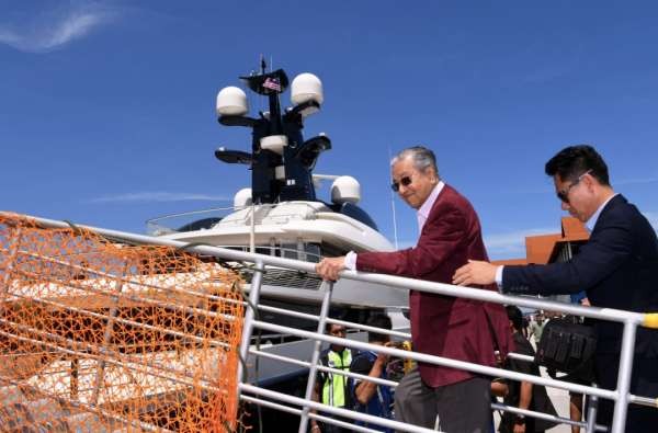 首相敦马哈迪走上平静号，亲自巡视这艘豪华游艇。