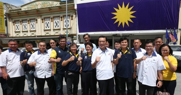 针对使用马华党徽上阵无拉港州席一事，廖中莱（中）指马华未通知国阵，左起周美芬、廖润强。