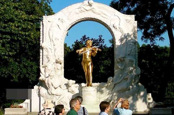 经济学人资讯社13日公布“2018世界宜居城市排行榜”，奥地利维也纳登上榜首。图为维也纳市立公园史特劳斯雕像。（网络图）