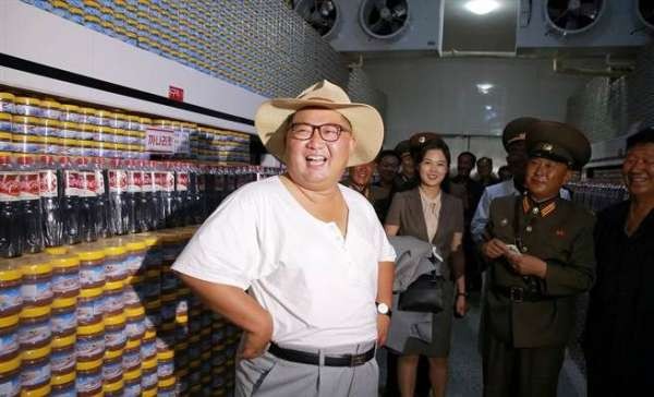 朝鲜最高领导人金正恩巡视地方工厂。（网络图）