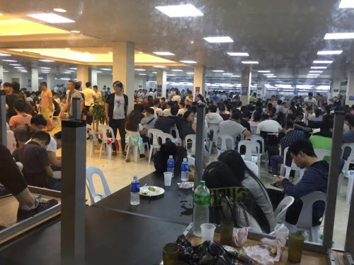 大批中国人被扣留在菲律宾移民局内。 