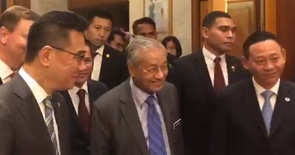 马哈迪抵达酒店，受到在场者热烈迎迓。