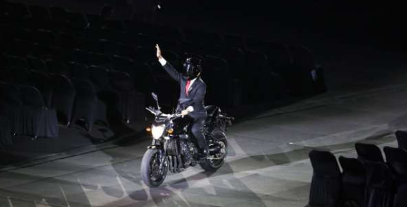 佐科骑着摩托车来到体育馆。