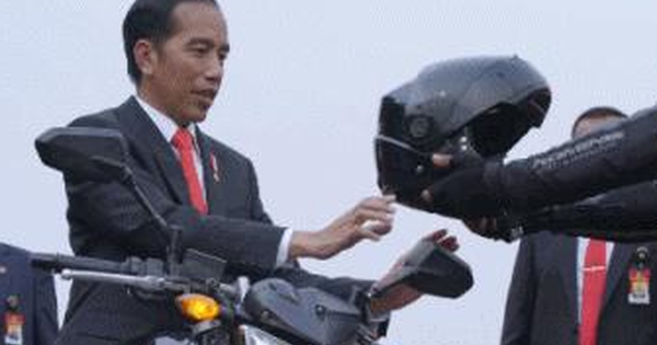 印尼总统佐科秀摩托车技。