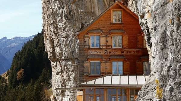  位于瑞士阿尔卑斯区的悬崖餐厅Berggasthaus Aescher-Wildkirchli .（网络图）