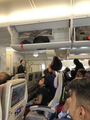 机上乘客在飞机降落后遭暂时隔离。（网络图）