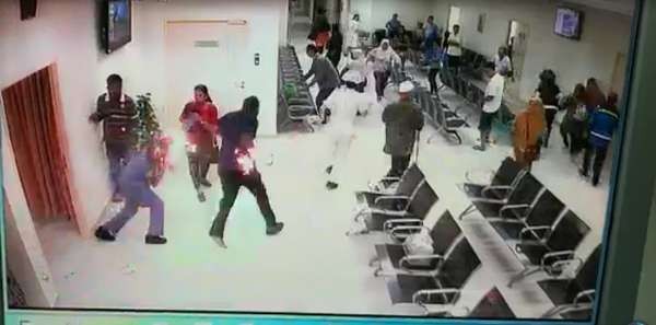 身上着火的女护士与嫌犯跑出看诊室。