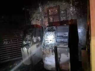 通讯公司分行内的3台自动提款机毁于大火中。